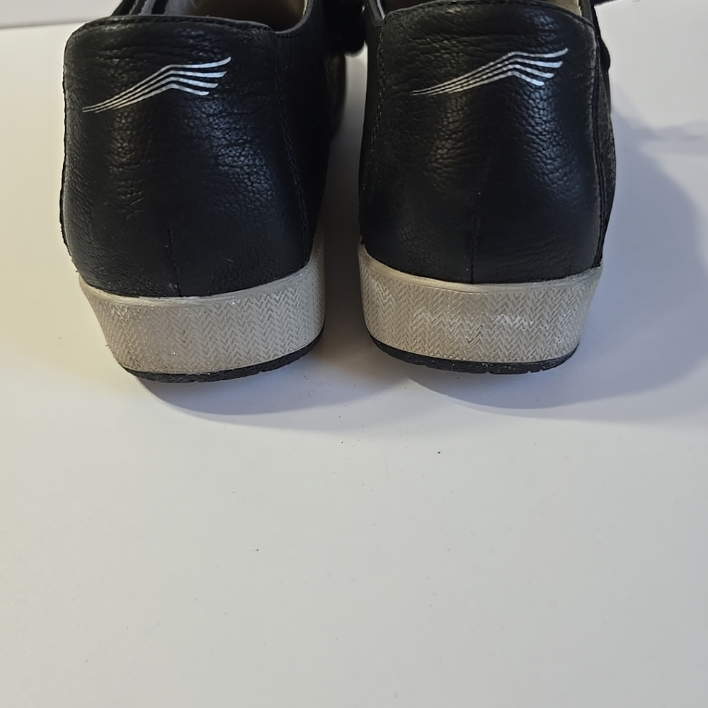 Dansko Ladies Black Textured Leather Sneakers Size 39 (8.5) Good Condition - Picture 5 of 8